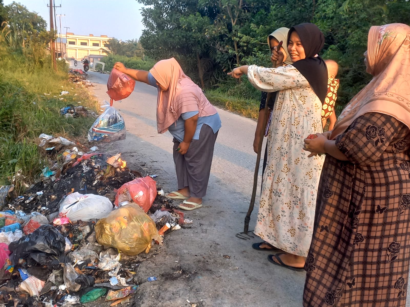 Emak-emak Bakar Sampah Menumpuk di Jalan Wajib Senyum