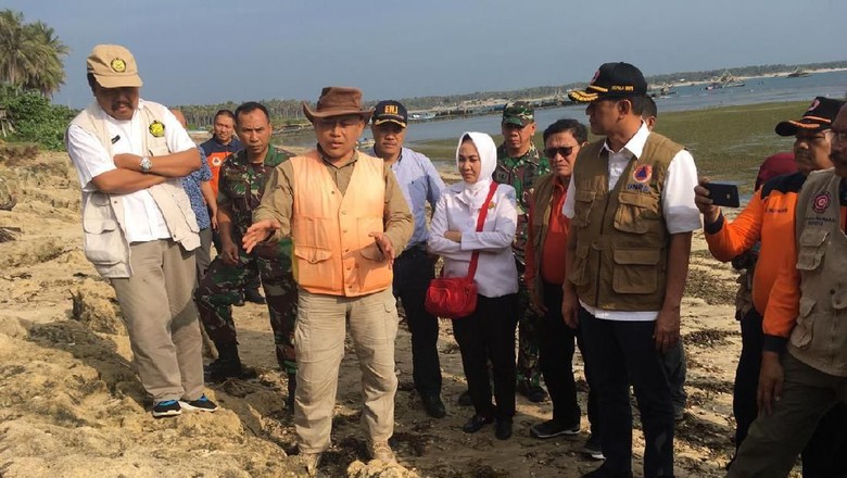 Peneliti LIPI Perlihatkan Potensi Tsunami di Kawasan Jawa kepada Letjen Doni Monardo