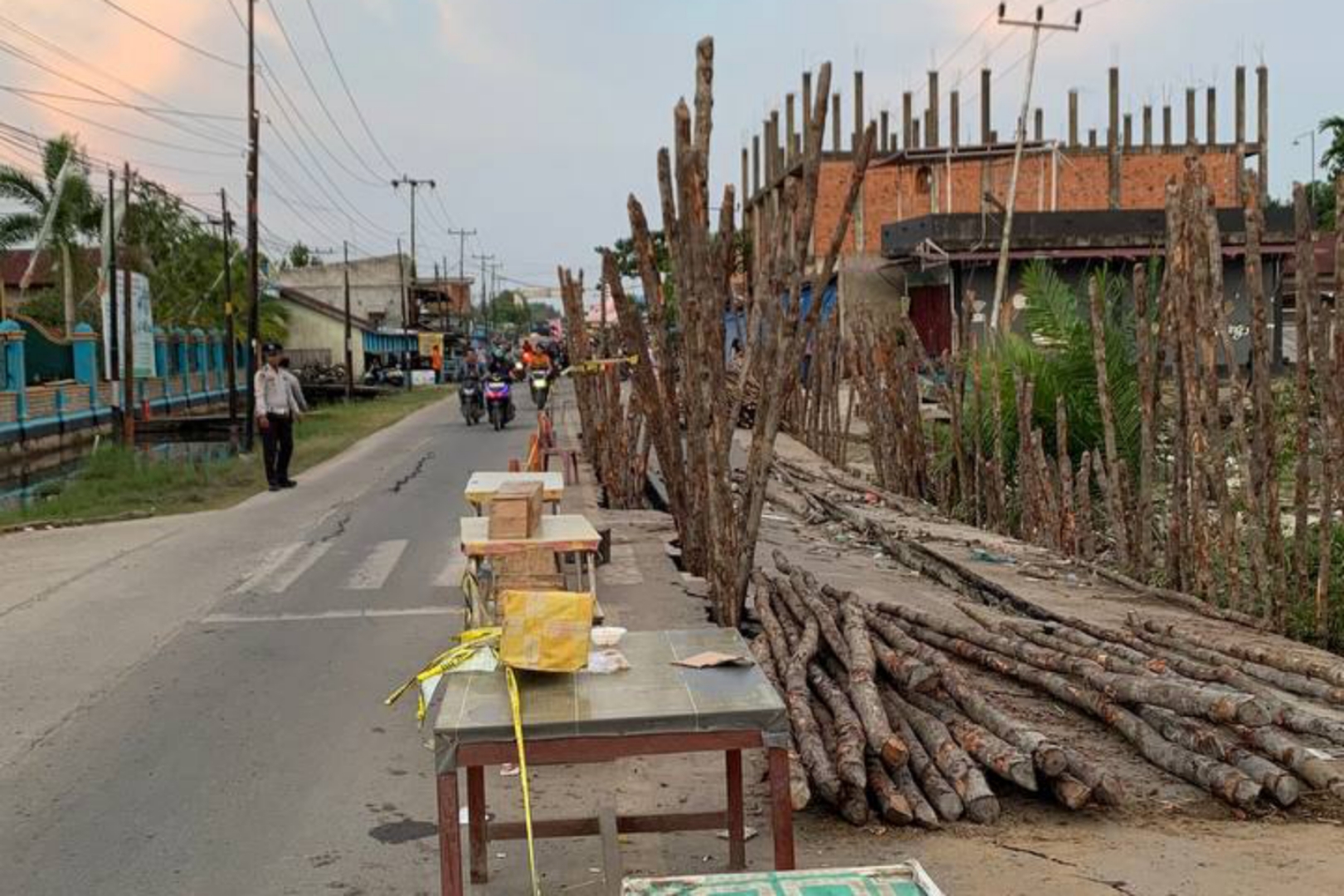 Jalan Lintas Parit 6 Tembilahan Semakin Parah Pasca Longsor