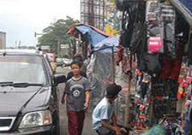 PKL Marak di Jembatan Pendamaran