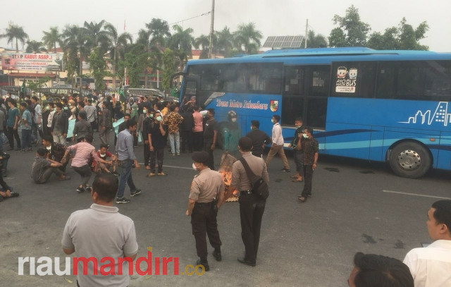 Setelah Bentrok, Aktivis HMI Blokir Jalan Sudirman Pekanbaru