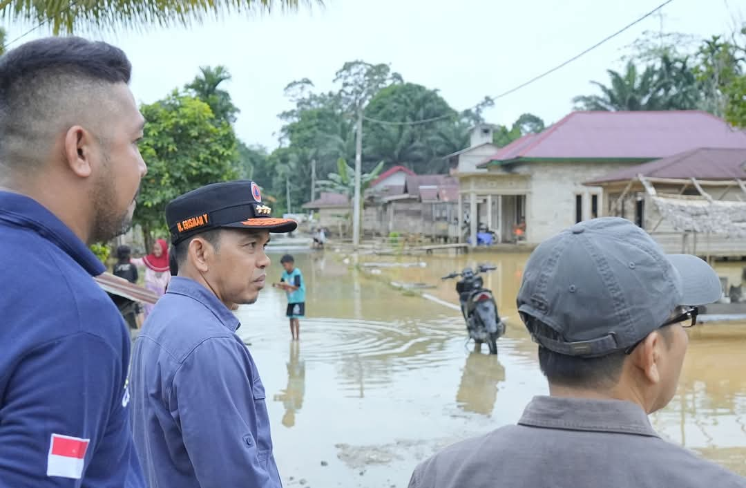 Tinjau Daerah Banjir di Kemuning, Pj Bupati Erisman Serahkan Bantuan