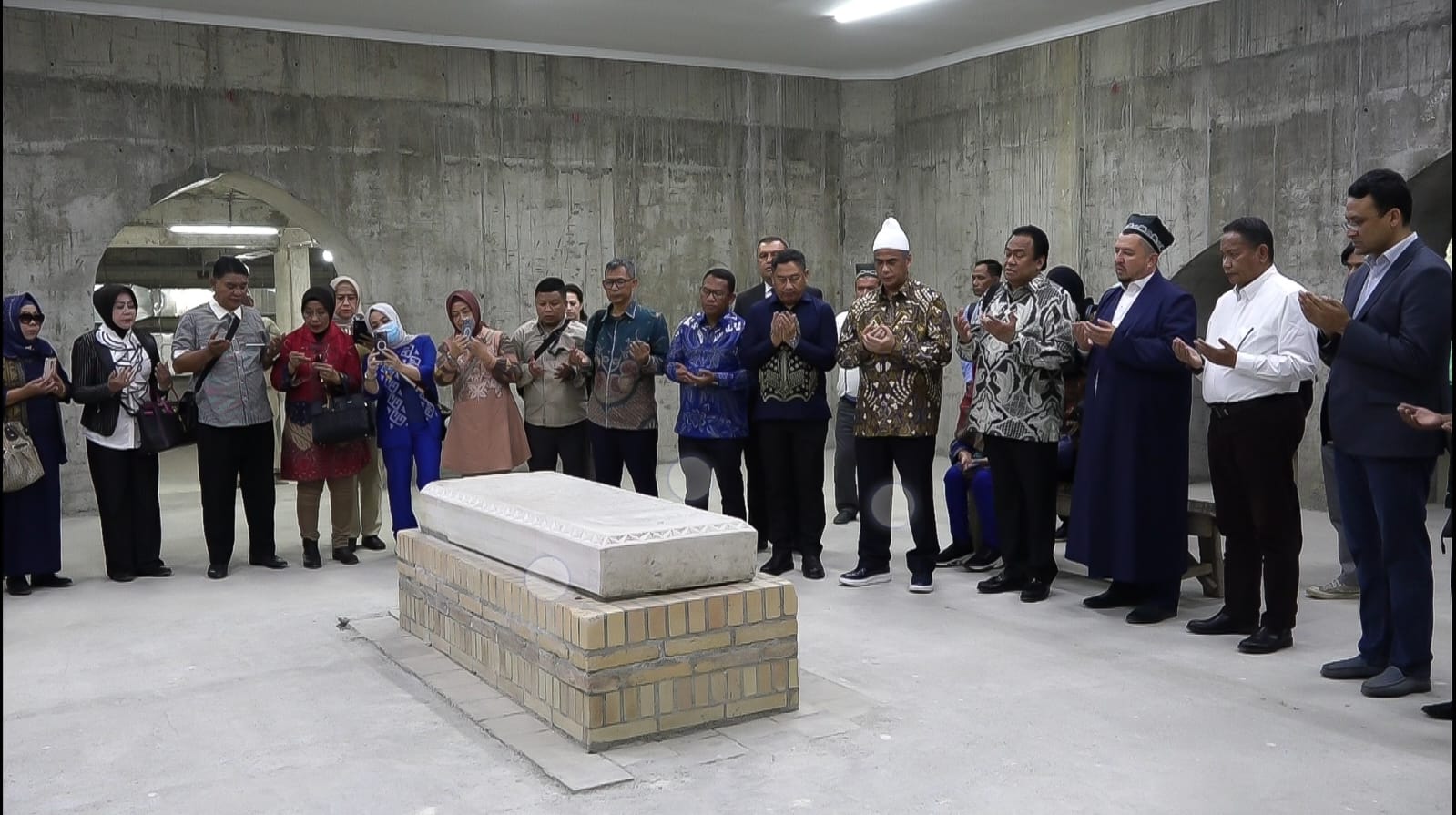 Gobel Ziarah ke Makam Imam Bukhori