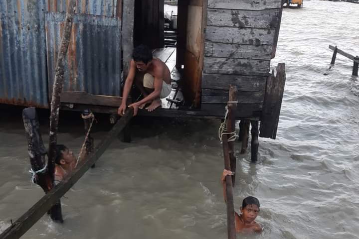 Satu Rumah Suku Laut Rusak Berat Disapu Ombak