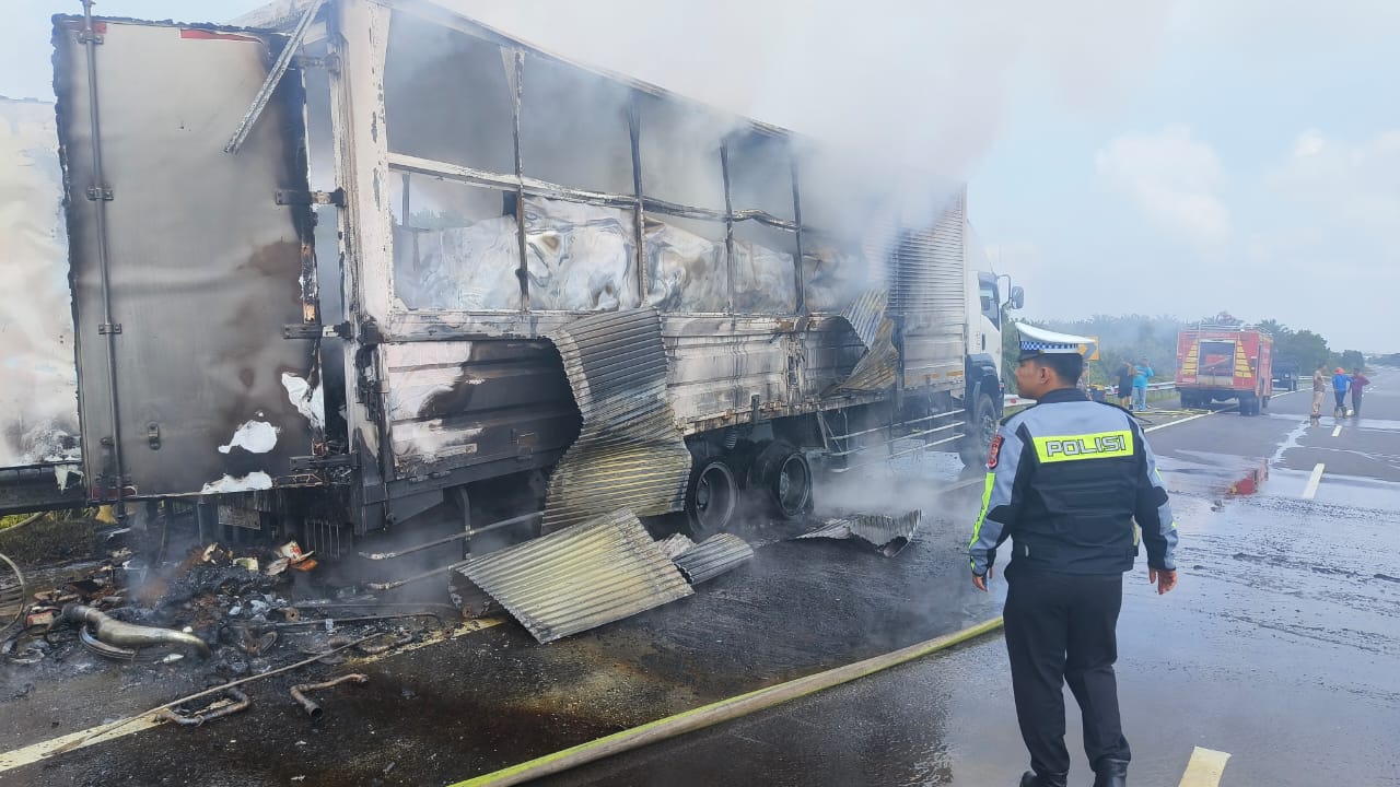 Truk JNE Terbakar di Tol Permai, Diduga Korsleting Muatan Sepeda Listrik