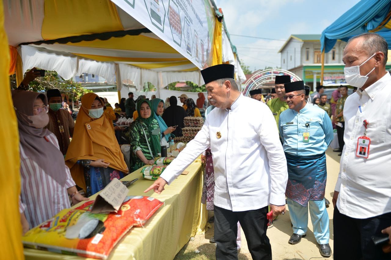 Gubri Syamsuar Tinjau Operasi Pasar di Simpang Belutu Kandis