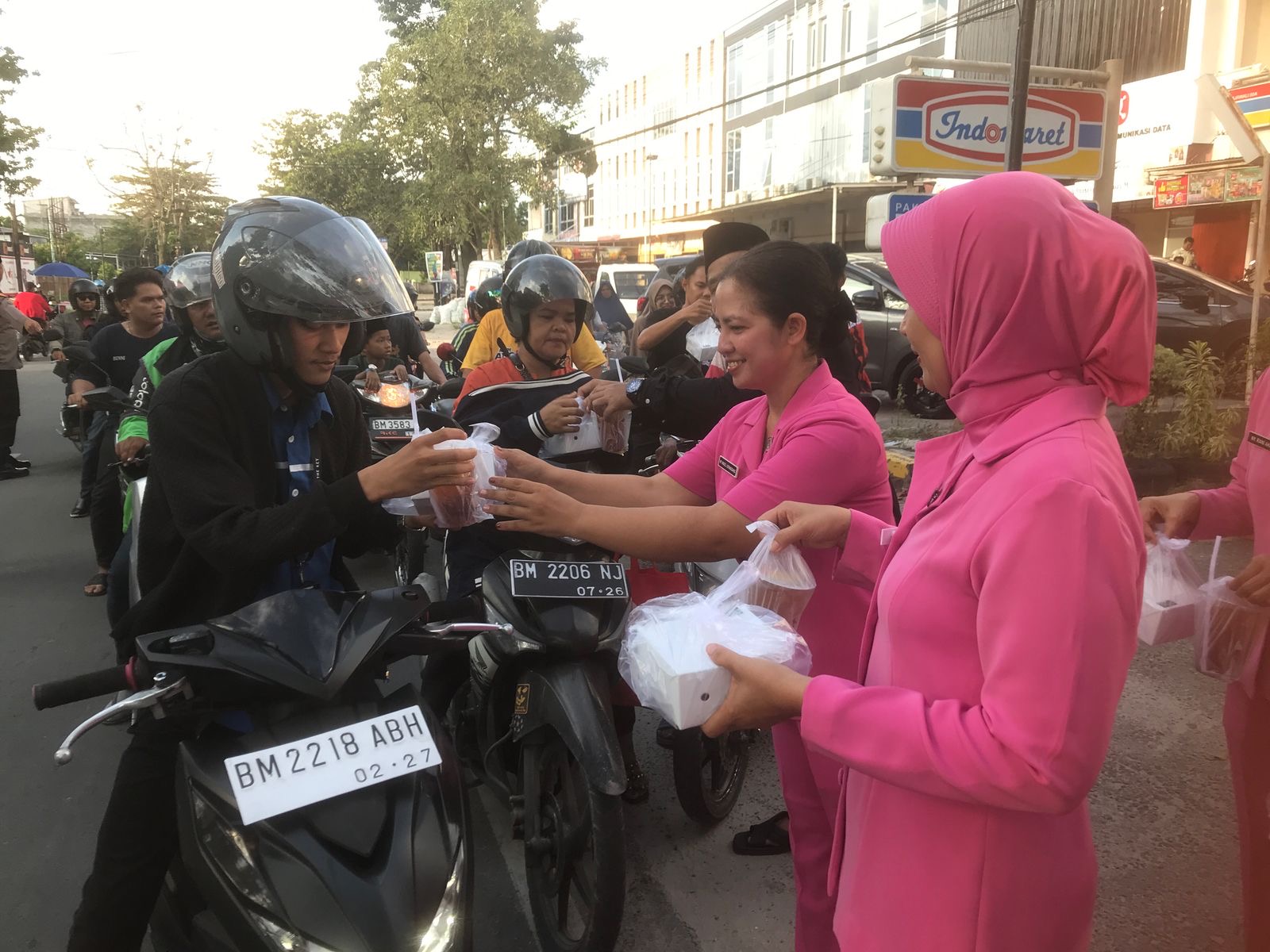 Bersama Bhayangkari, Polsek Sukajadi Berbagi Takjil ke Masyarakat