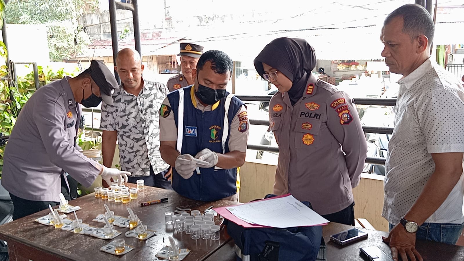 Personel Polsek Pangkalan Kerinci Tes Urine