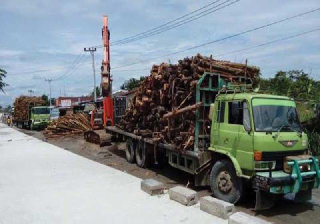 Truk CPO Rusak Jalan Mempura