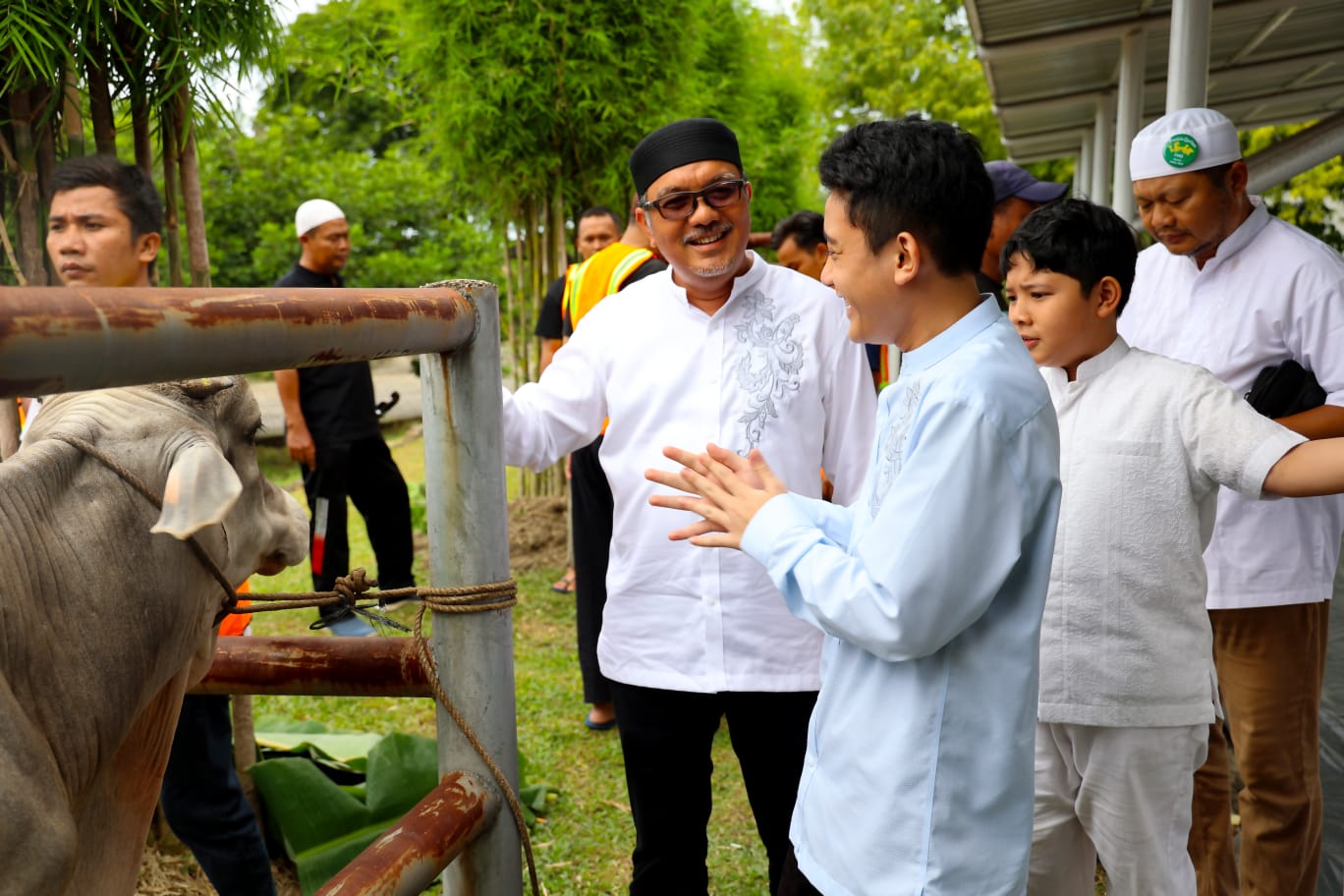 Berbagi Keberkahan, PTPN IV Regional III Salurkan 20.000 Paket Daging Kurban