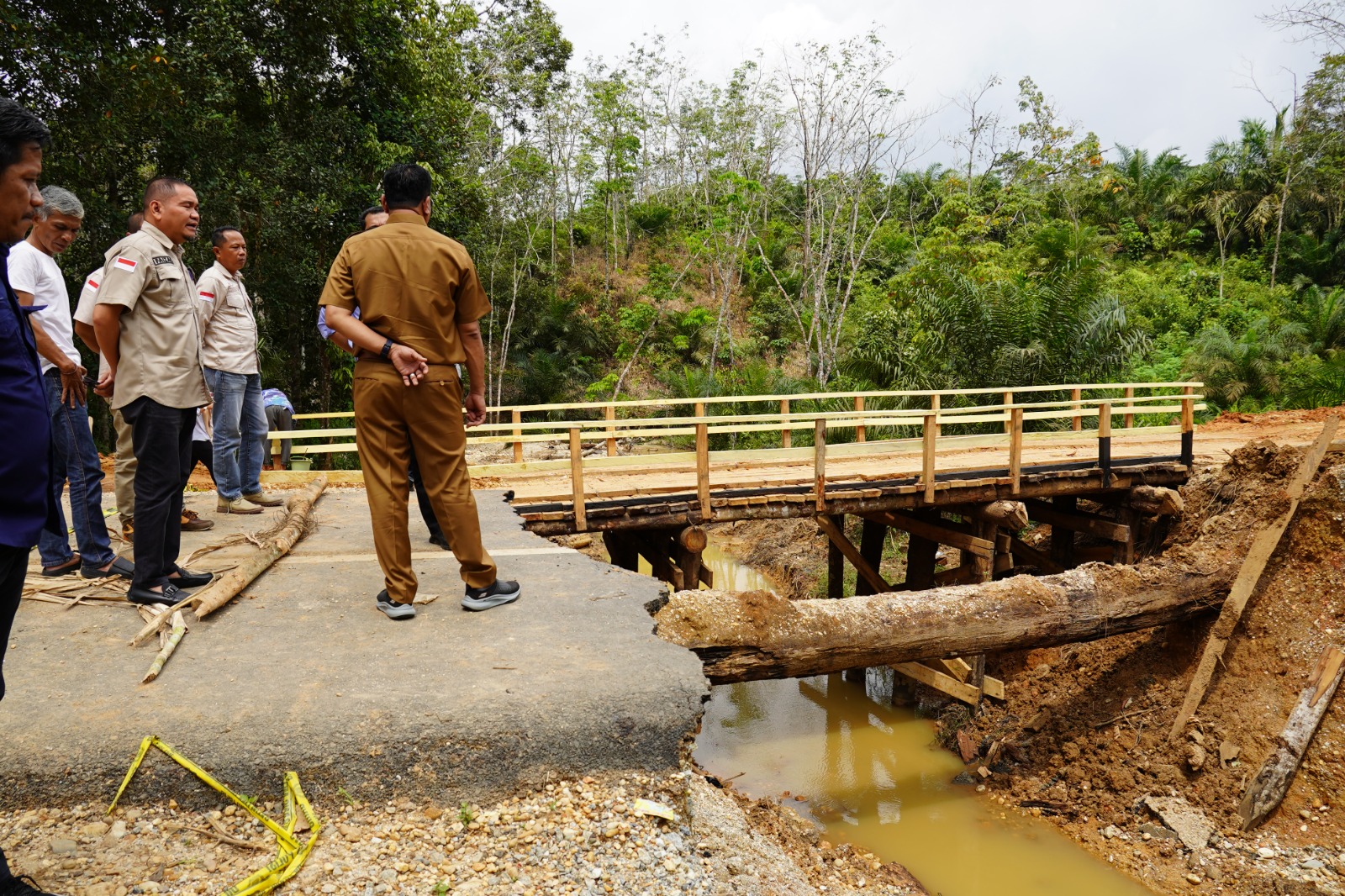 Tinjau Jembatan Darurat Sigaruntang-Koto, Bupati Suhardiman Minta Perusahaan Turut Bertanggungjawab