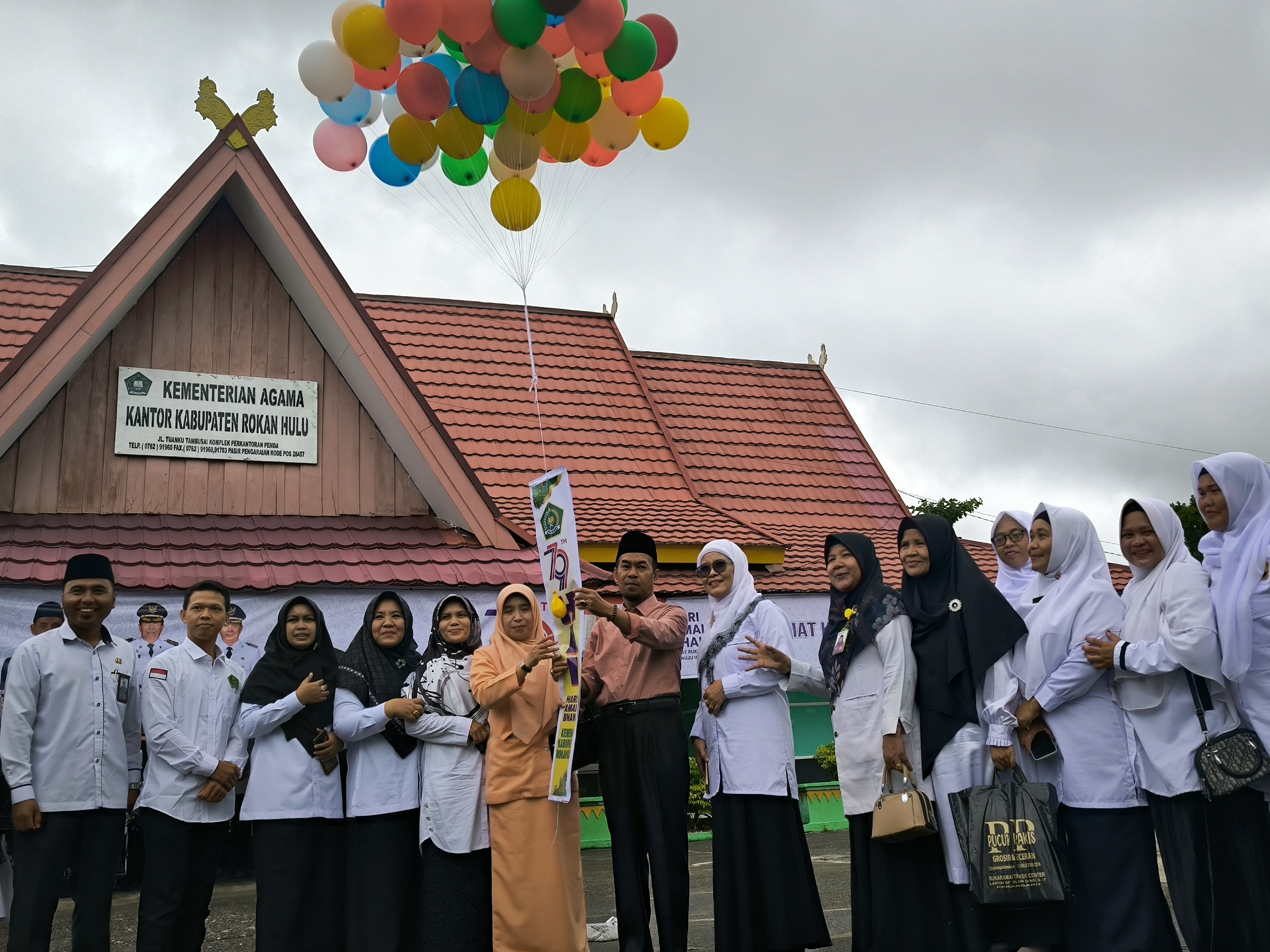 9 Pegawai di Kemenag Rohul Disematkan Satya Lencana Karya Satya