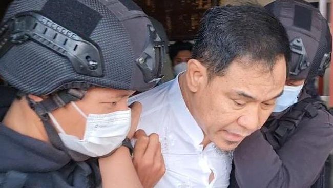 Sambil Terisak, Munarman Doakan Azab untuk Pemfitnah Dirinya