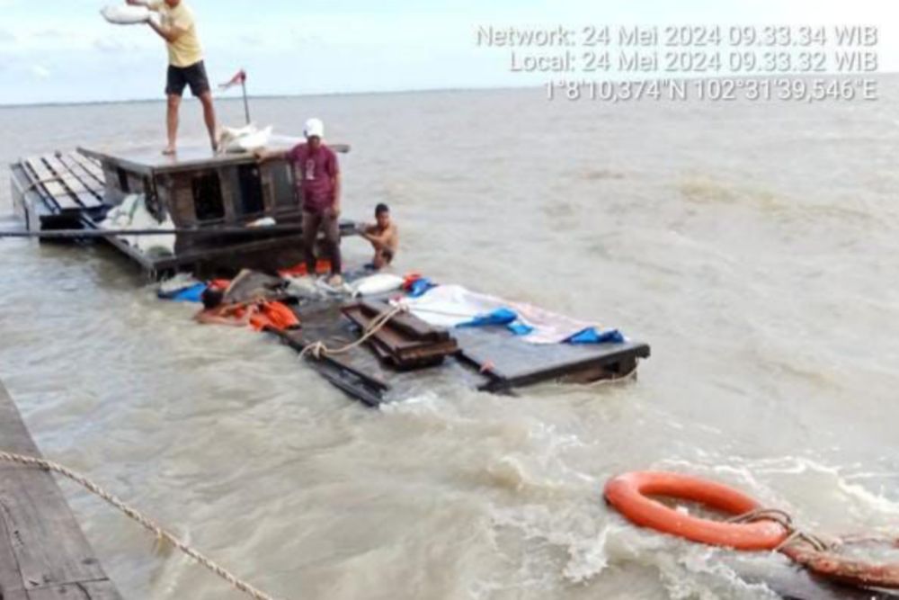 Kapal Bermuatan Beras Bulog Karam di Perairan Kuala Meranti