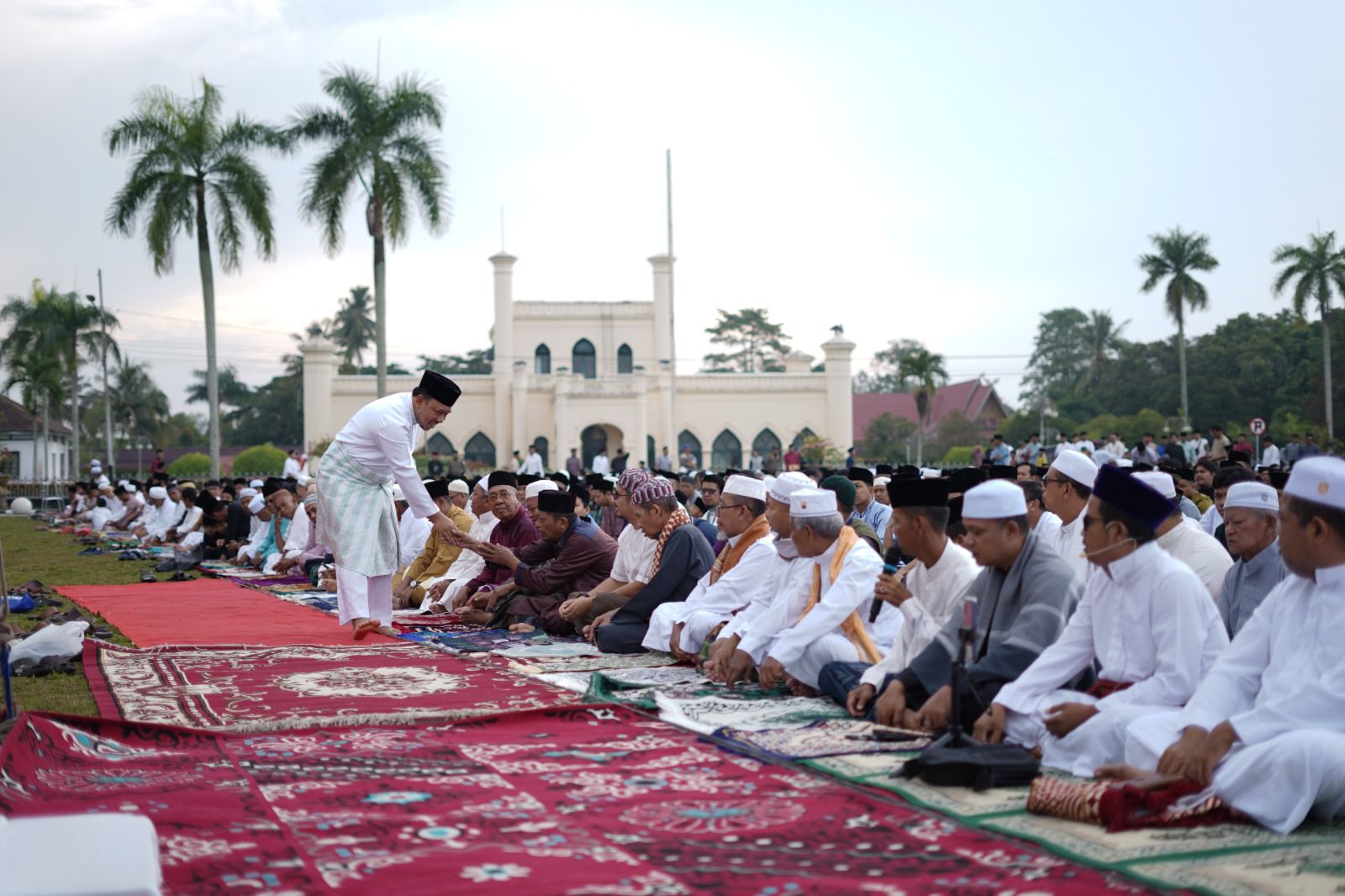 Bersama Masyarakat, Wabup Husni Salat Idul Adha 1445 H di Lapangan Tugu Siak