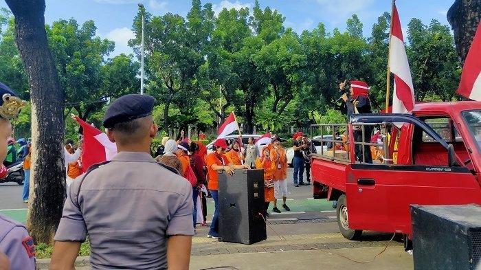 150 Massa 'The Power of Orange Movement' Demo Tuntut Anies Lengser