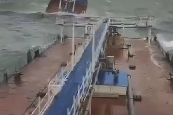 Kapal Tanker Rusia Terbelah di Selat Kerch