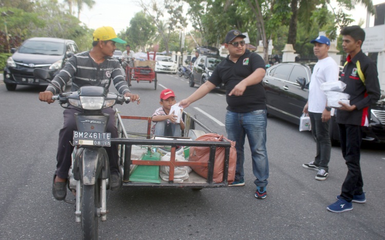 IPMR Bagikan Ratusan Takjil Gratis di Jalan Diponegoro Pekanbaru