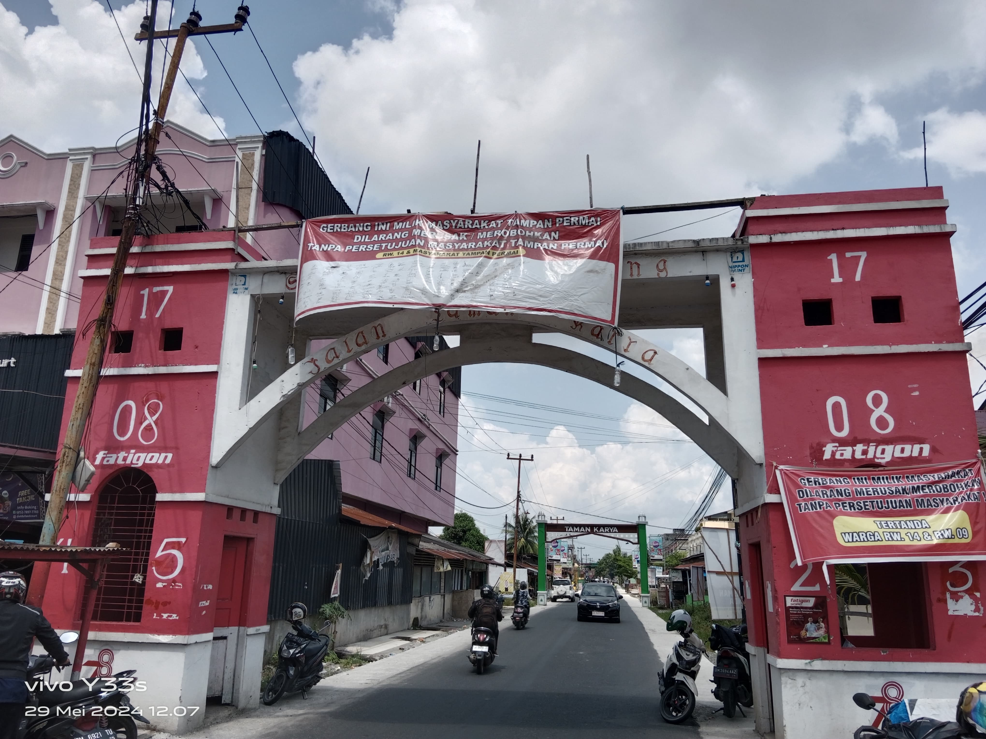 Pembongkaran Gerbang Taman Karya Ditolak Warga