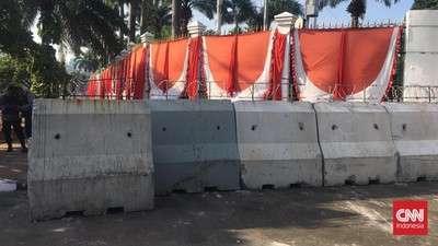 Gedung DPR RI Dipasangi Barier Beton