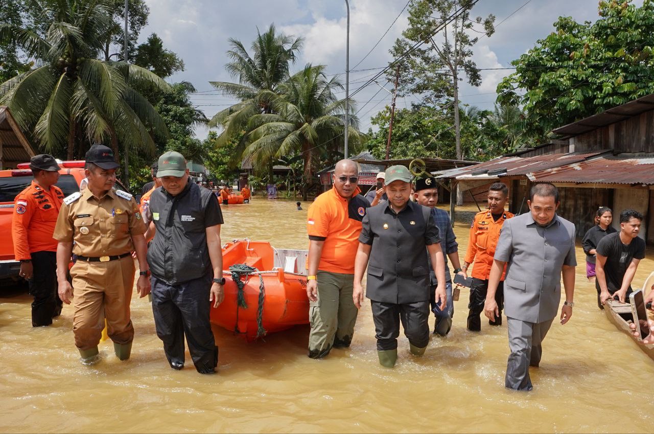 Gubri Abdul Wahid Tinjau Banjir di Kampar