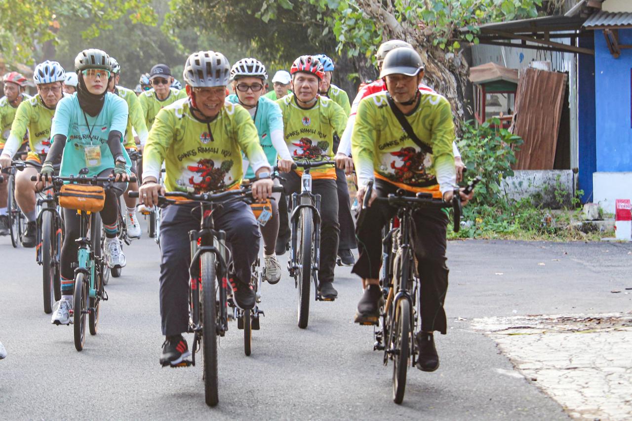 Gowes Ramah Iklim 2024, Wamen LHK Bersepeda Susuri Kota Solo