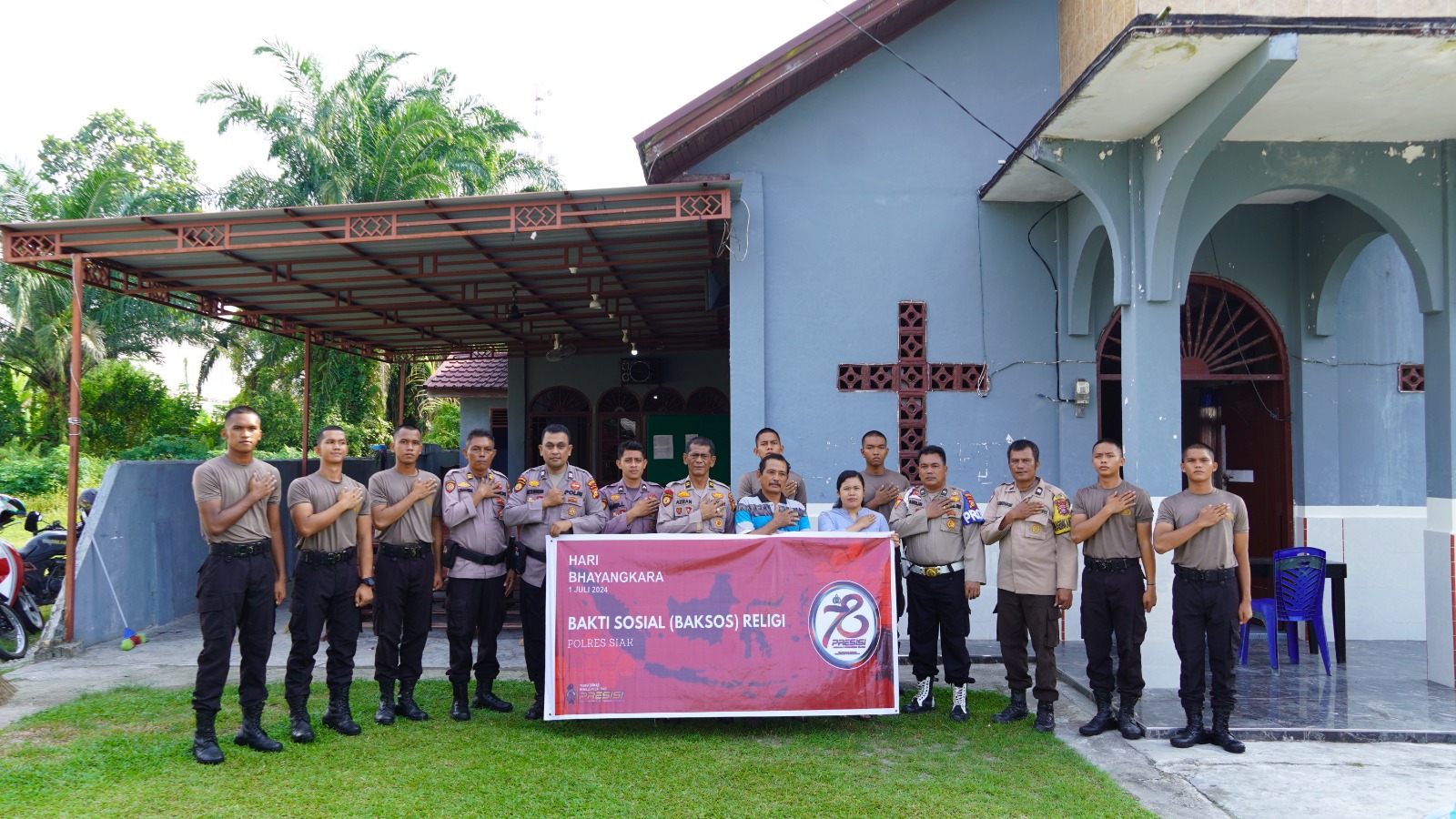 Sambut Hari Bhayangkara Ke-78, Polres Siak Goro Bersihkan Rumah Ibadah