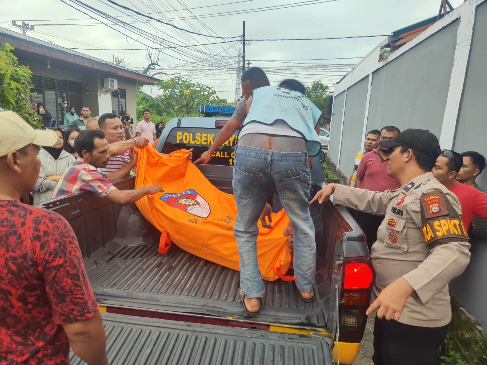 IRT Ditemukan Gantung Diri, Jasad Dievakuasi Posek Payung Sekaki