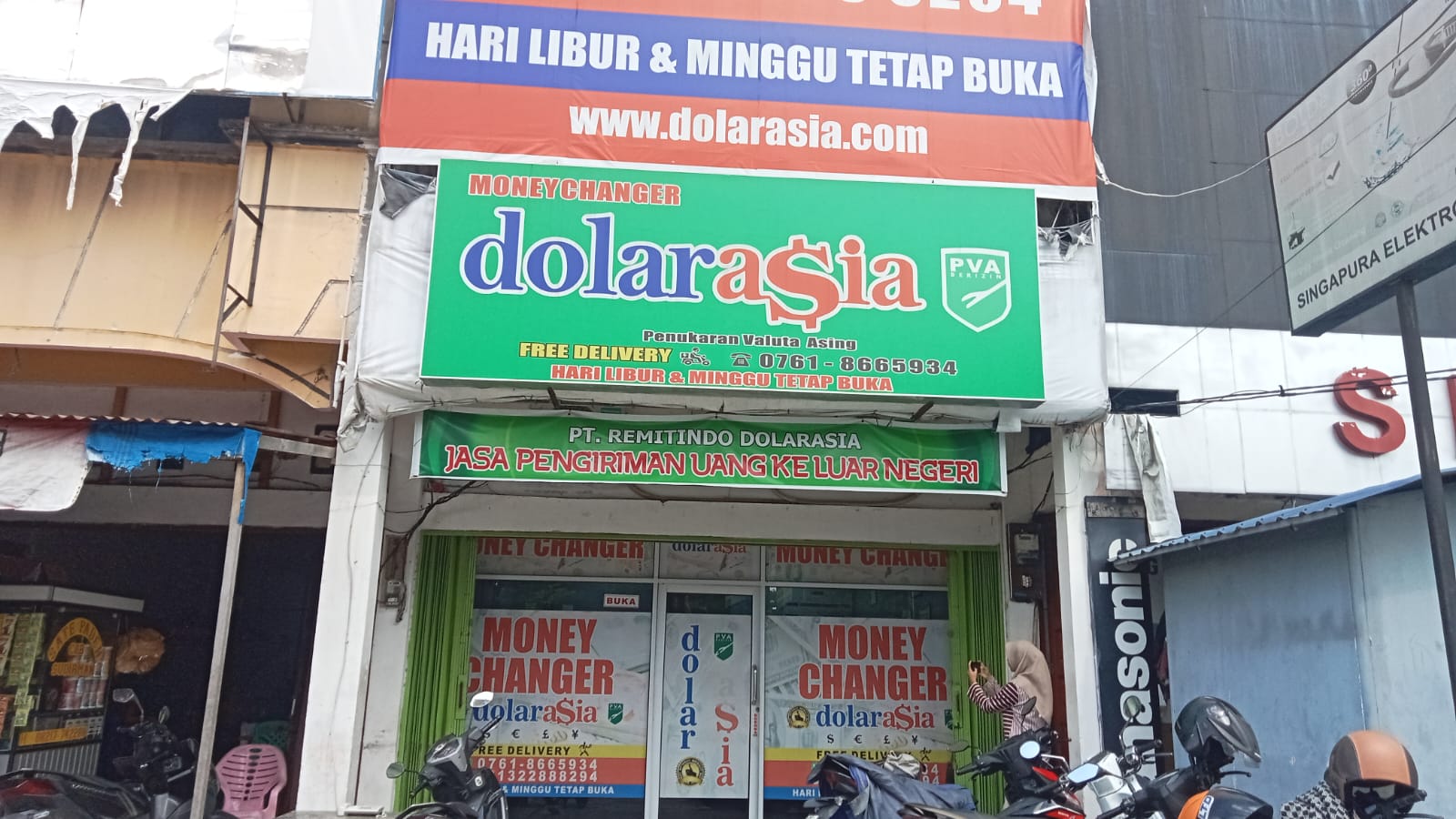 Dolar Naik, Money Changer Ramai Pengunjung