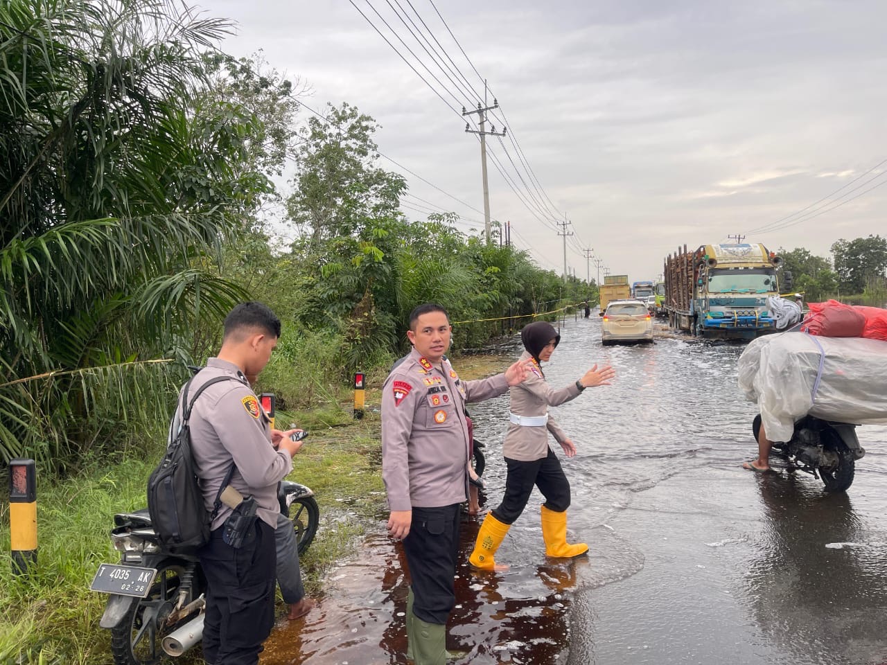 Terjadi Penambahan Debit Banjir, Kapolres AKBP Afrizal Tinjau Lintas KM 83 Desa Kemang