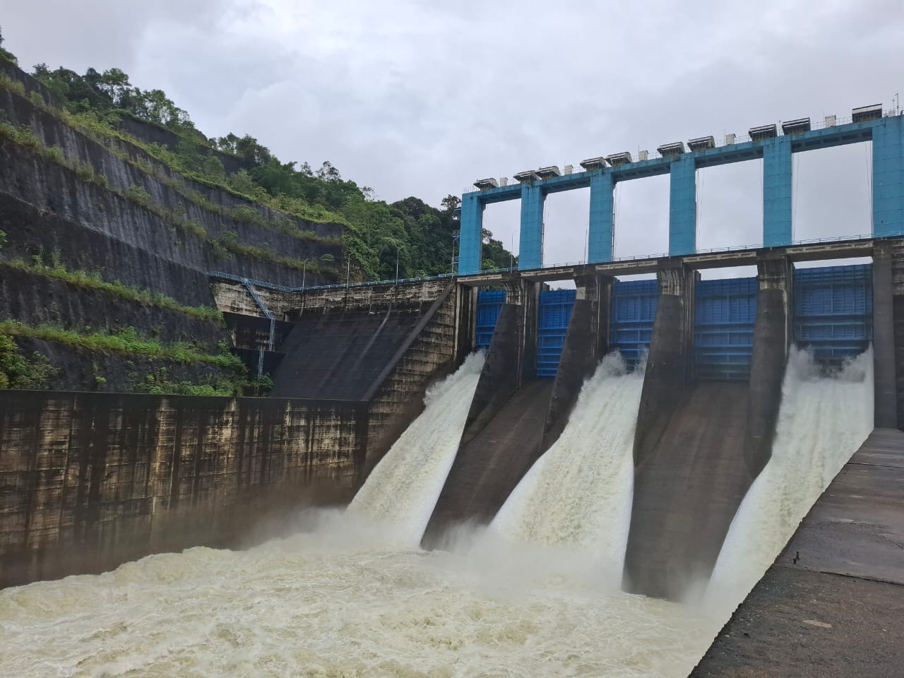 3 Pintu Waduk PLTA Koto Panjang Dibuka