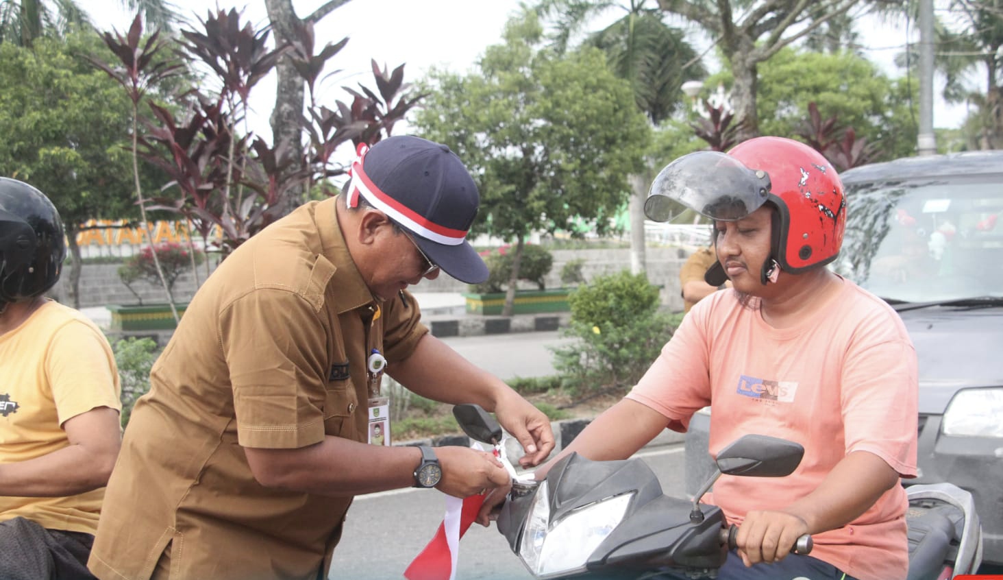 Pemkab Rohul Bagi-Bagi Bendera