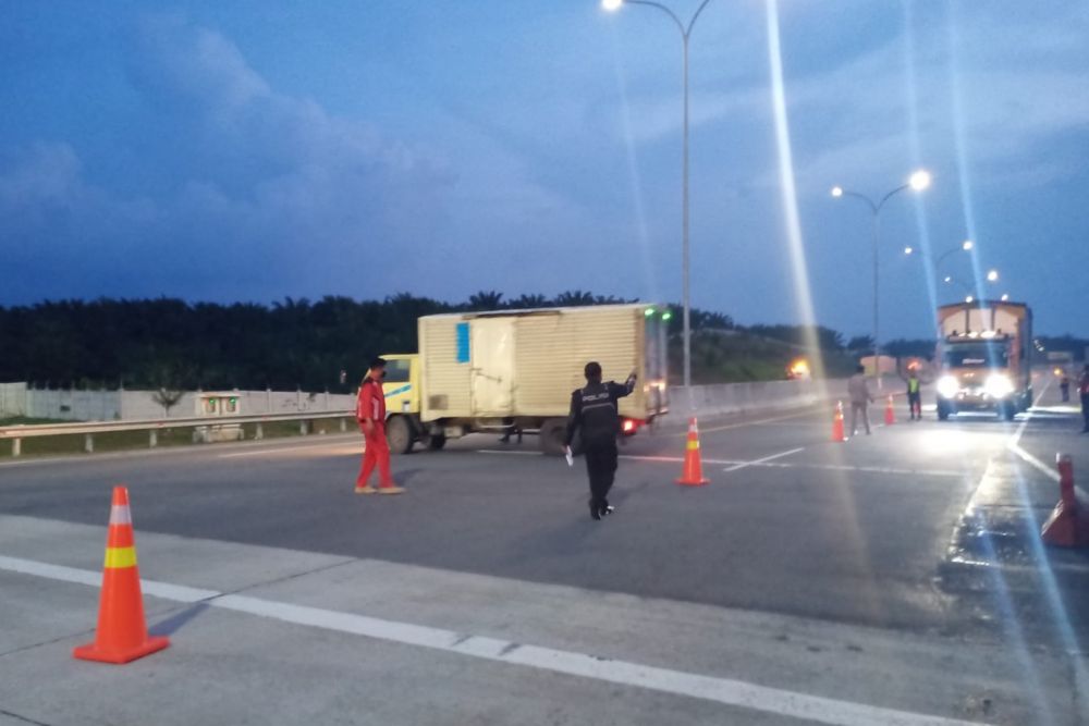 Petugas Tol Pekanbaru-Dumai Halau Mobil Truk, Ini Penyebabnya