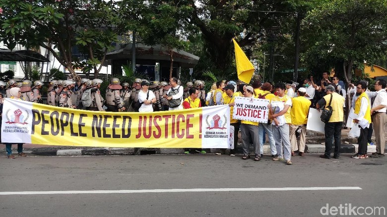 Massa Kawal Sidang Sengketa Pilpres di MK, 'Kami Menolak Kecurangan dan Ketidakadilan' 