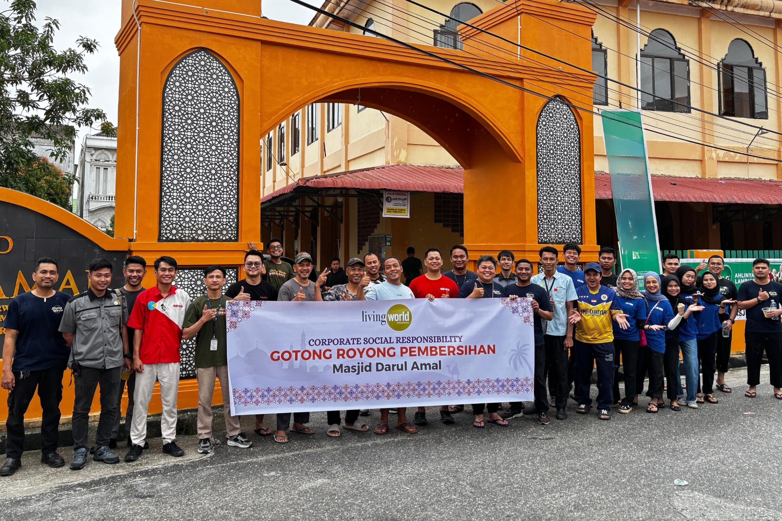 Ramadan 1446 H, Living World Pekanbaru Bersihkan Masjid dan Donasi Alat Kebersihan