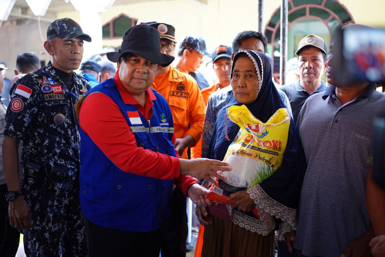 Korban Banjir Desa Pekan Tebih Terima Bantuan Sembako