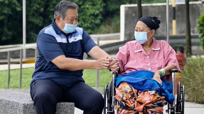 SBY dan Keluarga Lengkap Mendampingi Ani Yudhoyono Saat Wafat