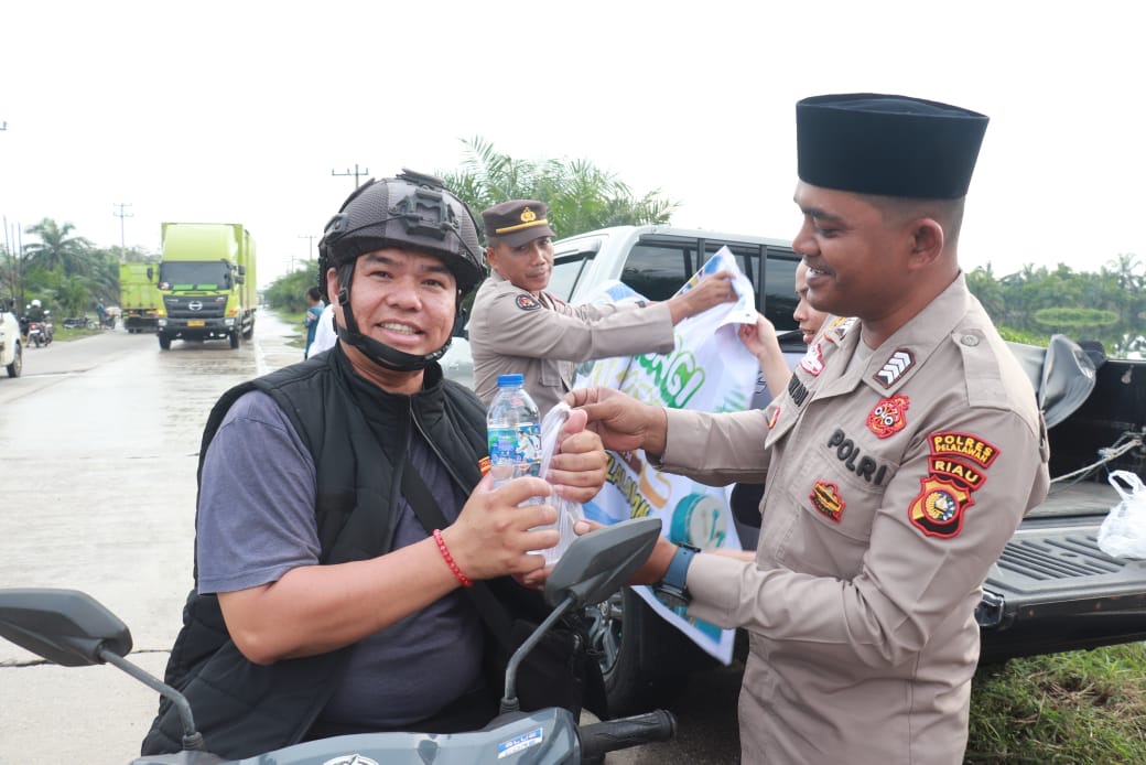 Polres Pelalawan Bagikan Ratusan Takjil ke Masyarakat di Lokasi Banjir KM 83 Kemang