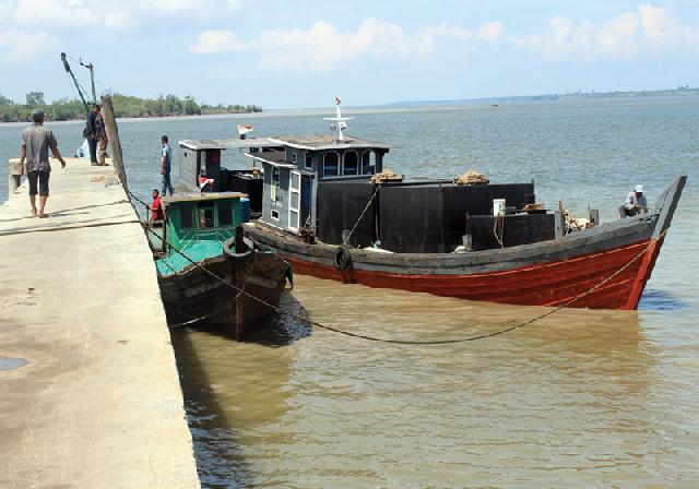 PT ATS Bongkar Minyak  di Luar Gudang Resmi