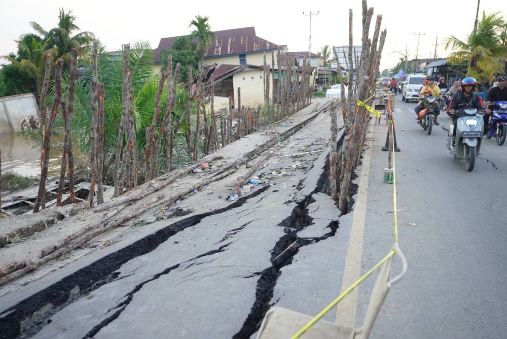 BPJN Riau Siap Datangkan Jembatan Portable di Jalan Parit 6 Tembilahan yang Amblas