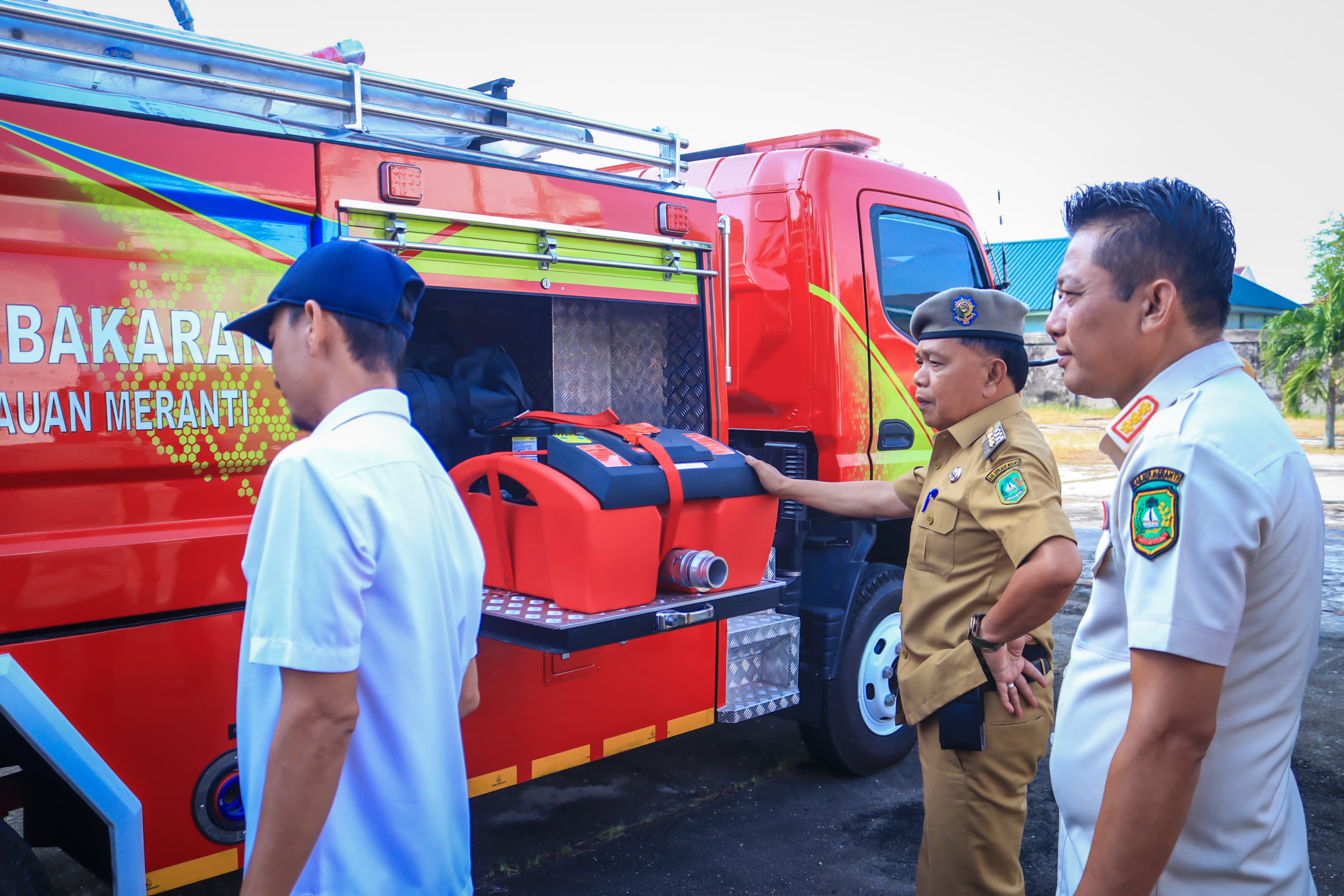 Plt Bupati Asmar Cek Unit Baru Damkar dan Truk Sampah