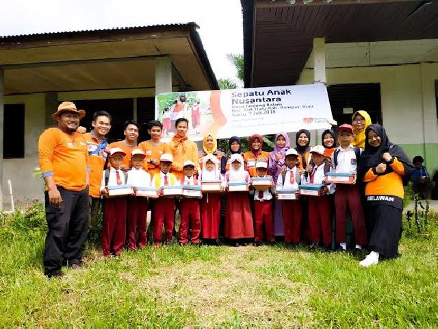 Rumah Zakat Pekanbaru Salurkan Sepatu untuk Calon Ustaz Masa Depan