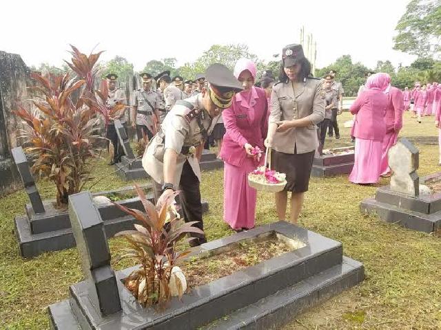 Personel Polres Inhu Ziarah ke Makam Pahlawan