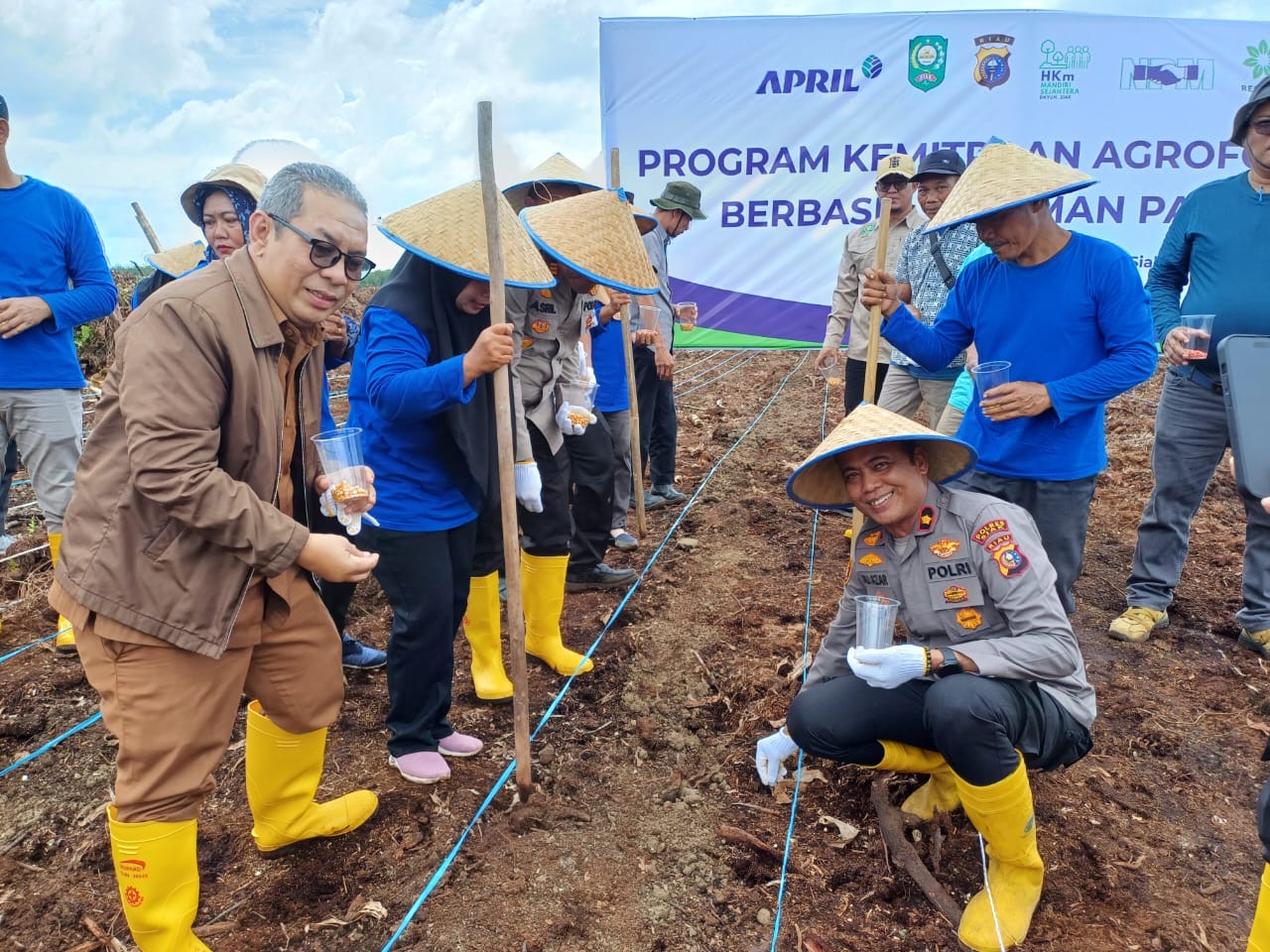 Bersama April Grup, Polres Siak Tanam Jagung 3 Hektar di Dayun