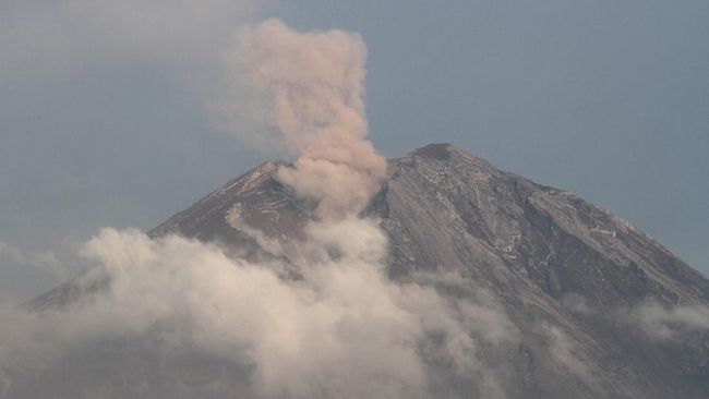 Gunung Semeru Erupsi Empat Kali Pagi Ini