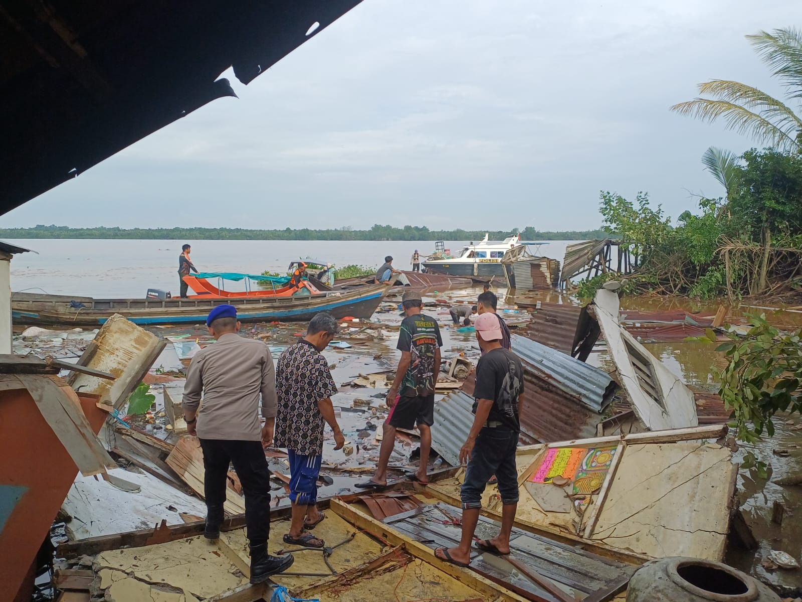 Sungai Indragiri di Parit 5 Longsor, 6 Bangunan Ambruk