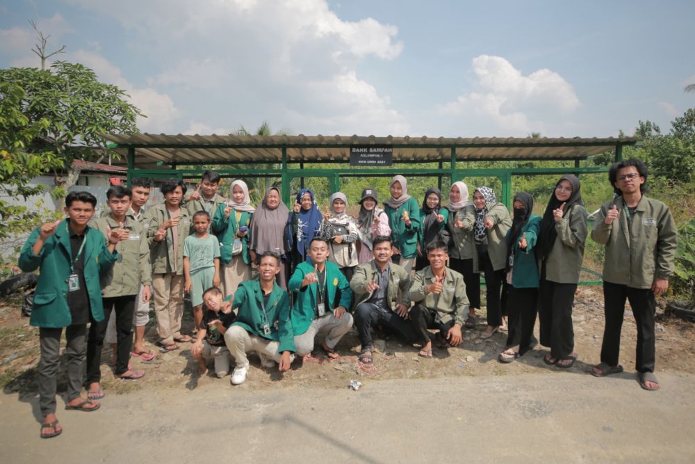 Mahasiswa KKN UMRI Bangun Bank Sampah