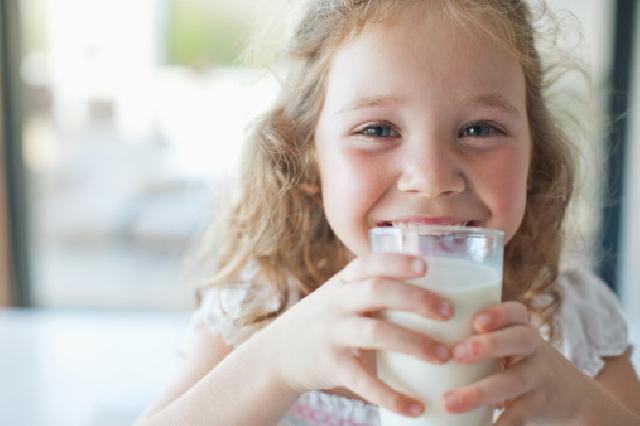 Si Kecil Alergi Susu? Berikut 5 Makanan Alternatif Sebagai Pengganti Susu