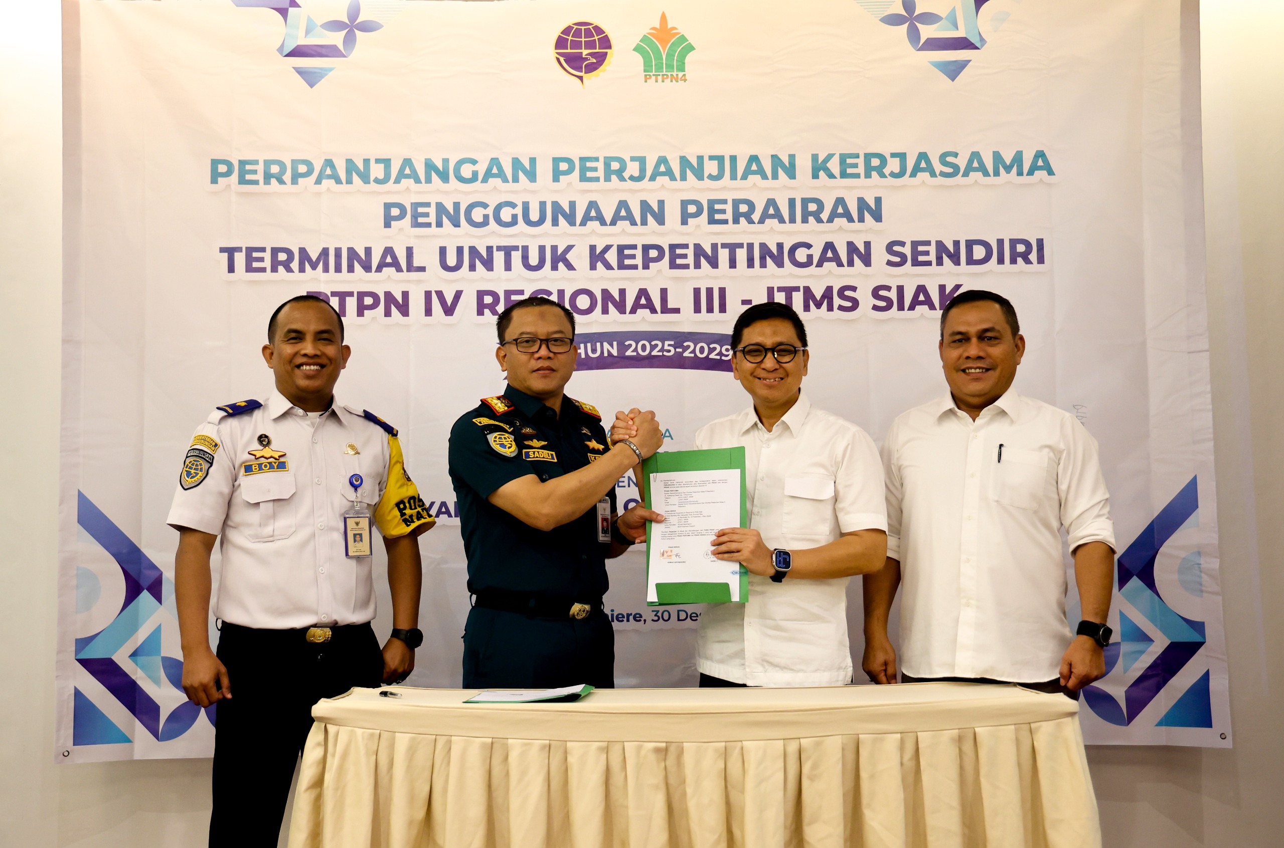 PTPN IV Regional III dan KSOP Kelas II Pekanbaru Tandatangani Perjanjian Penggunaan Perairan di Siak