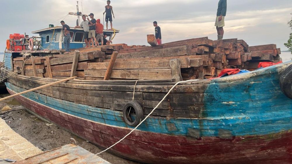 Angkut 70 Ton Kayu Diduga Ilegal Diamankan Polisi di Perairan Meranti